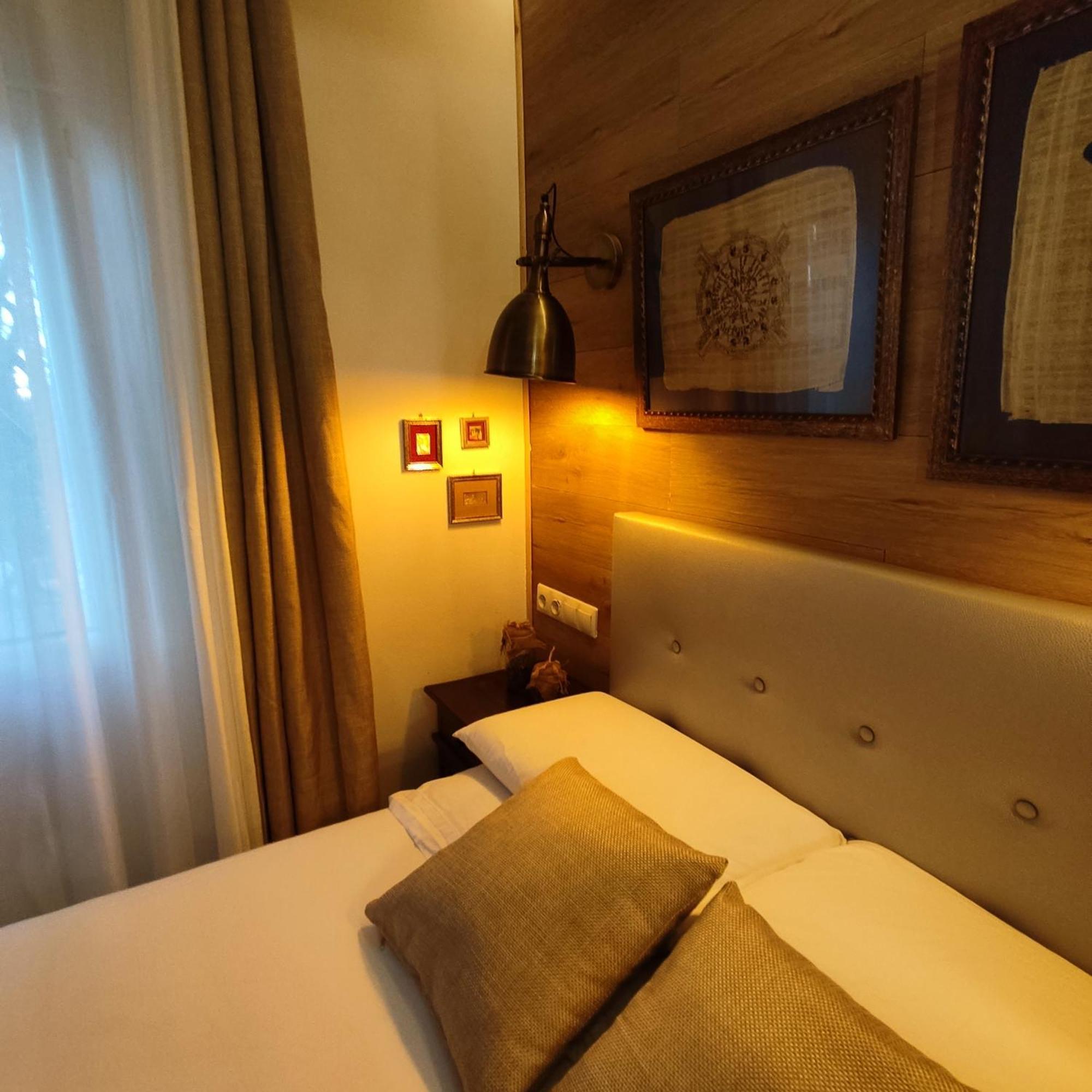Studio Or Rooms With Private Bathroom Or Rooms With Shared Bathroom バルセロナ エクステリア 写真