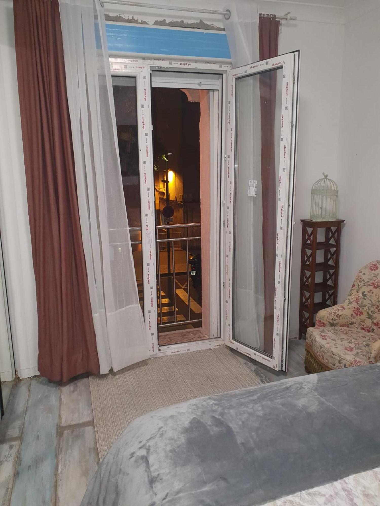Studio Or Rooms With Private Bathroom Or Rooms With Shared Bathroom バルセロナ エクステリア 写真