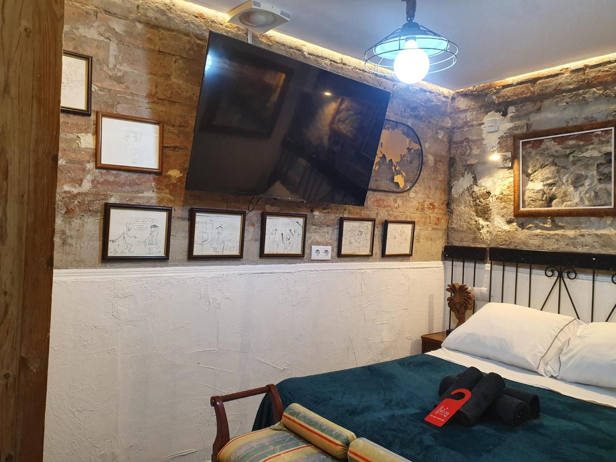 Studio Or Rooms With Private Bathroom Or Rooms With Shared Bathroom バルセロナ エクステリア 写真