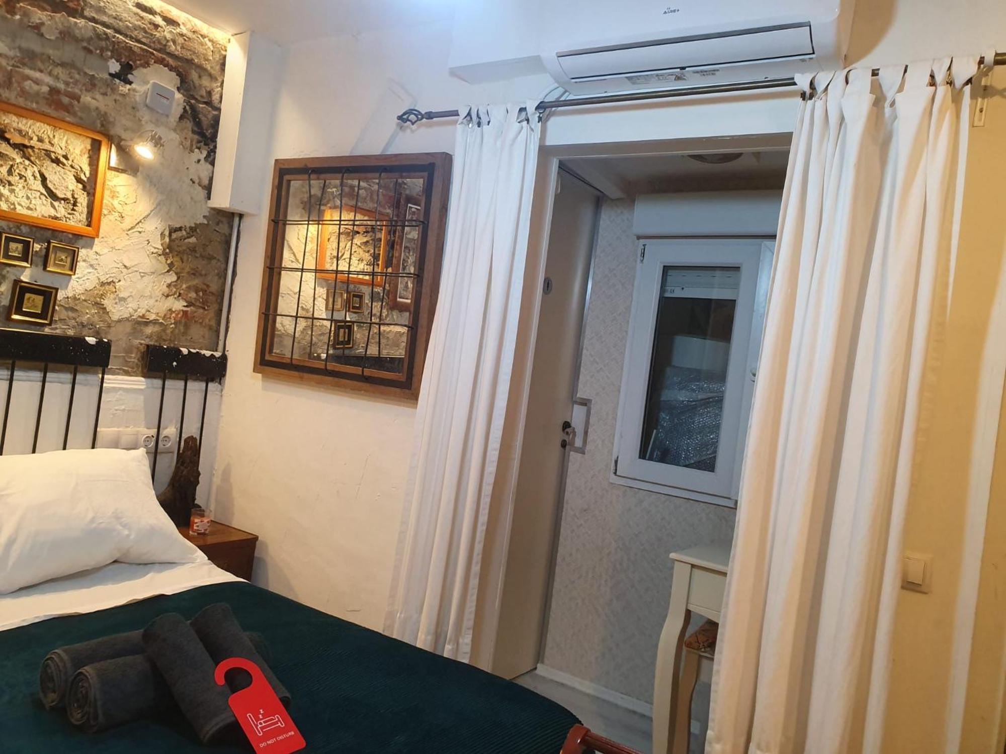 Studio Or Rooms With Private Bathroom Or Rooms With Shared Bathroom バルセロナ エクステリア 写真