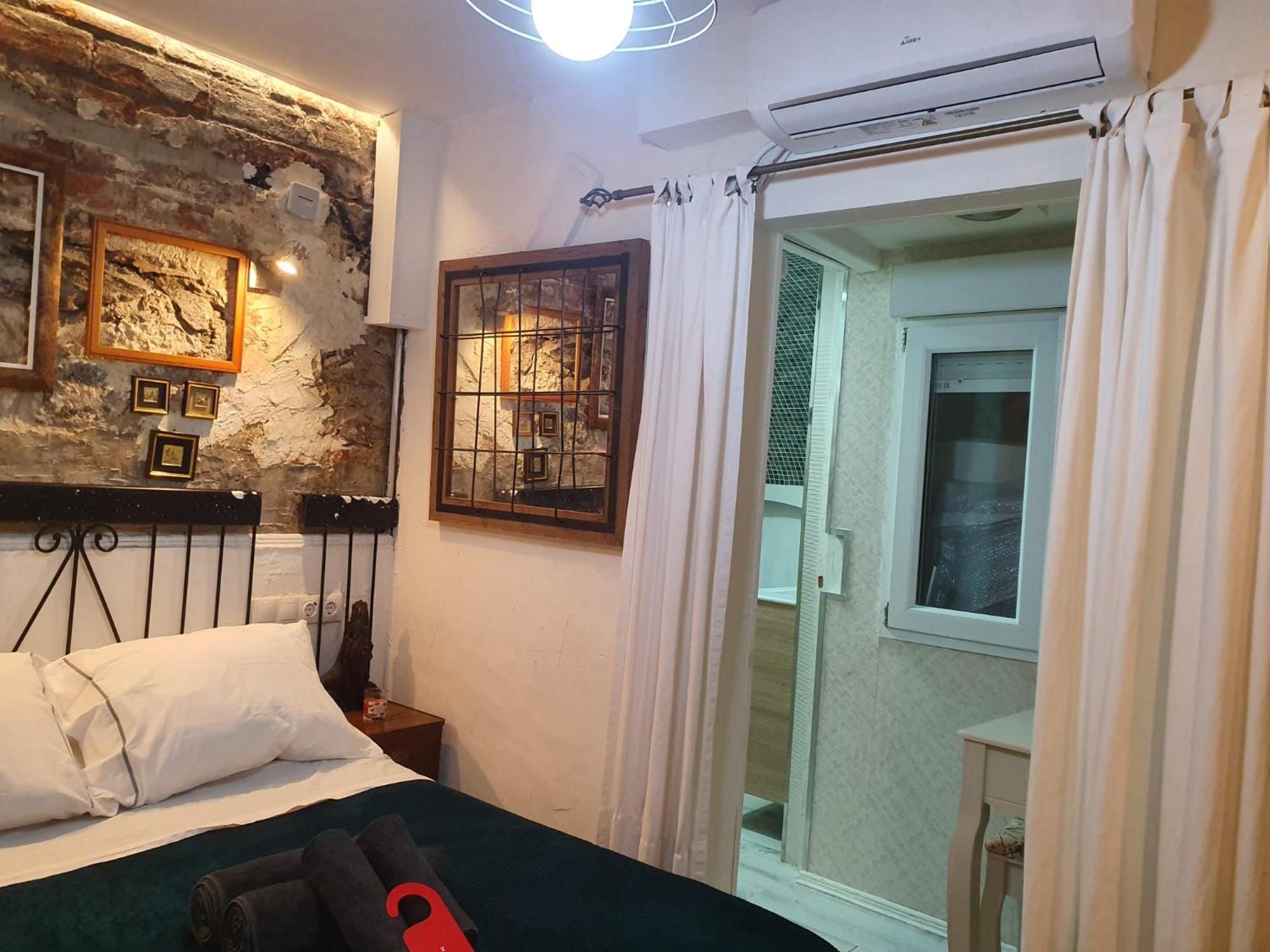 Studio Or Rooms With Private Bathroom Or Rooms With Shared Bathroom バルセロナ エクステリア 写真